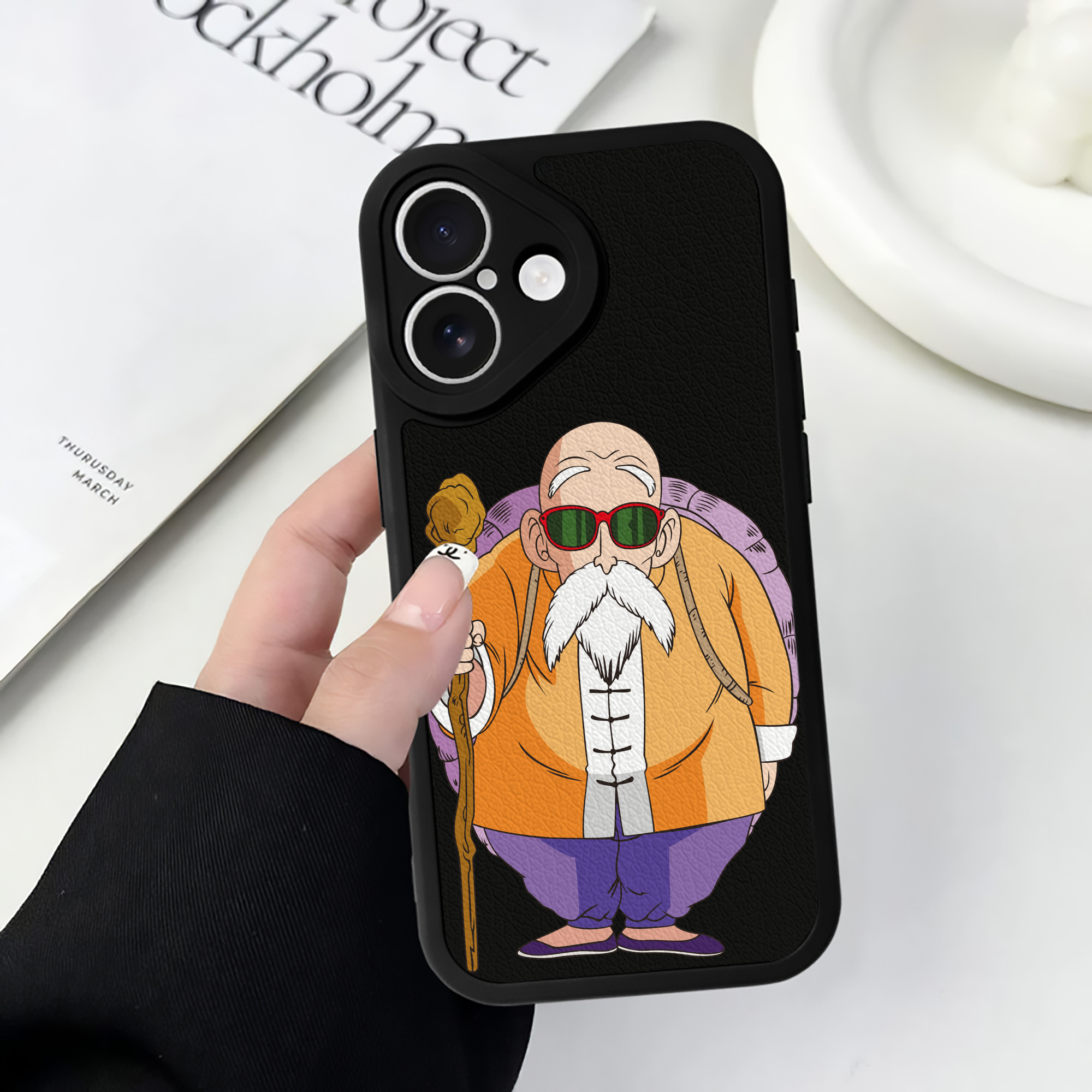 （画像用） ドラゴンボール 亀仙人（かめせんにん） DRAGON BALL Master Roshi Kame Sennin 【iPhone 16シリーズ対応】シリコンスマホケース（レザー調） 材質：シリコン